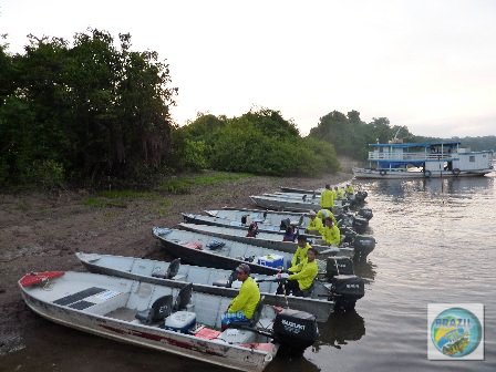 Fotos da cabine de comando e dos equipamentos e pessoal de apoio que acompanham o barco hotel TUMBIRA